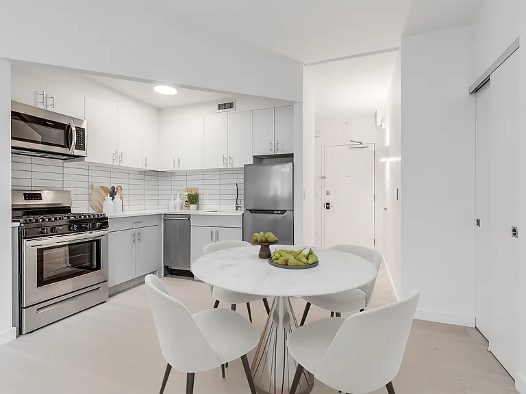 351 E 10th St #2C — Photo 4