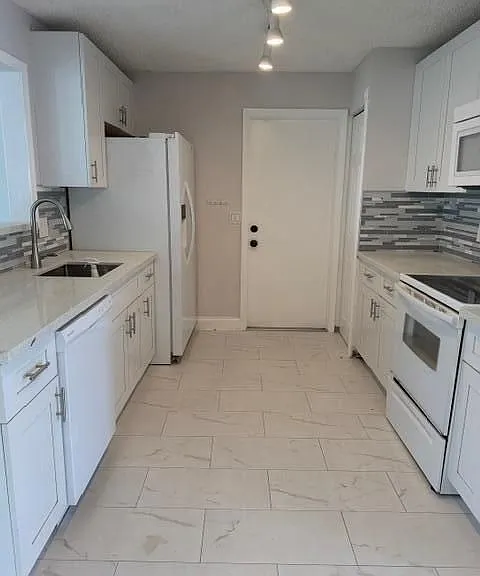 9448 Saddlebrook Dr — Photo 1