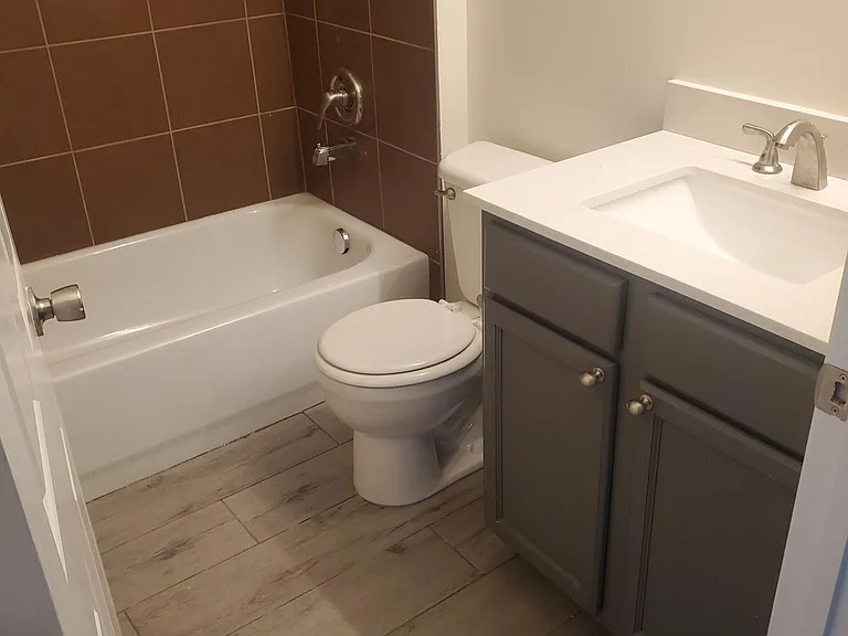 2nd level bathroom