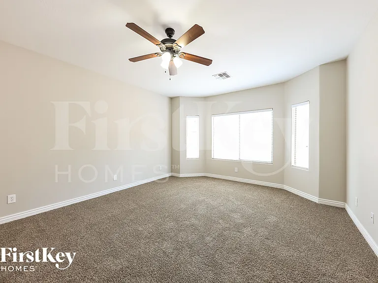 5737 W Pedro Ln — Photo 9