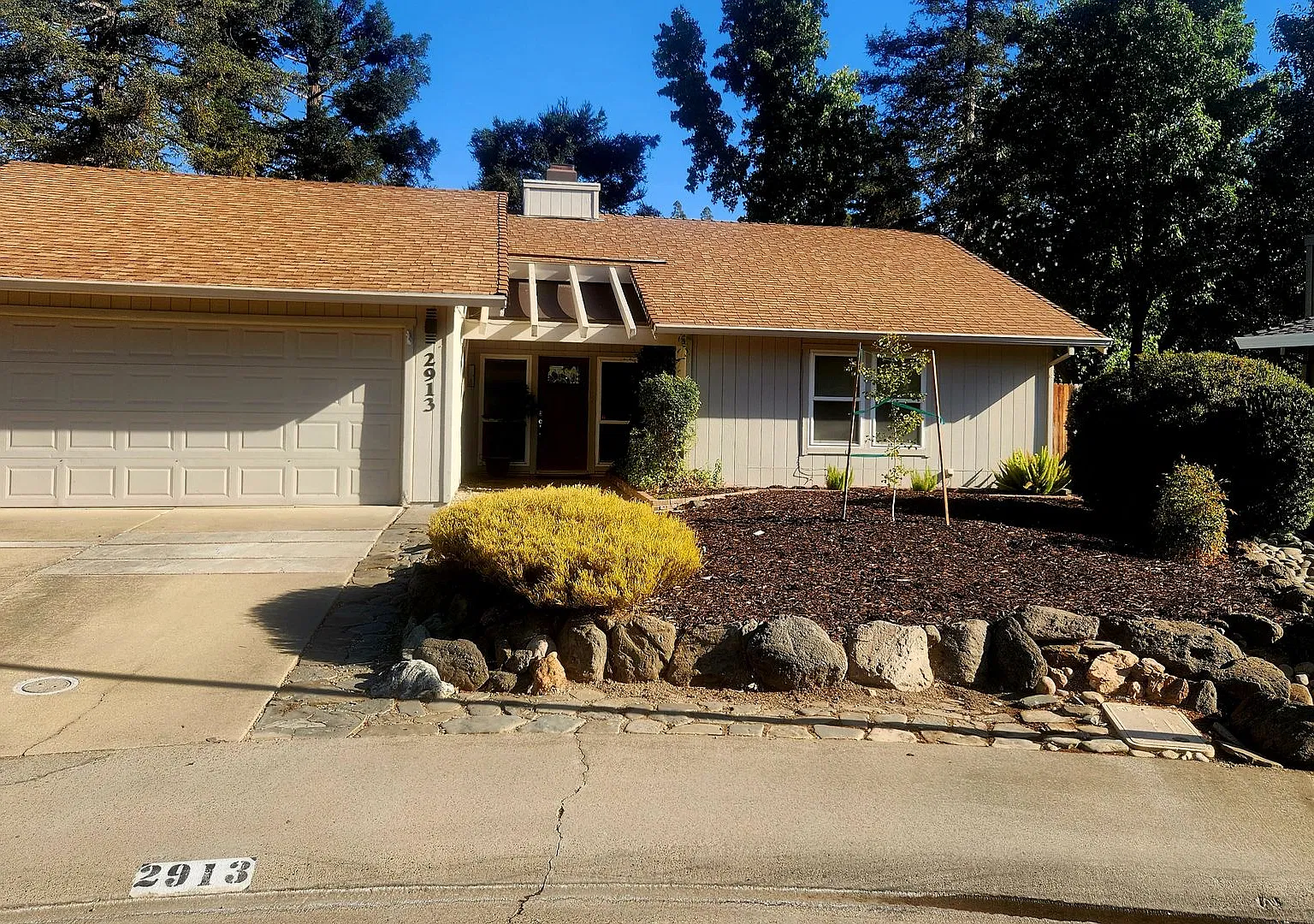 Contemporary home in a park-like setting. — Photo 1