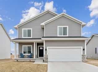 2913 Indigo Ln, Pella, IA 50219