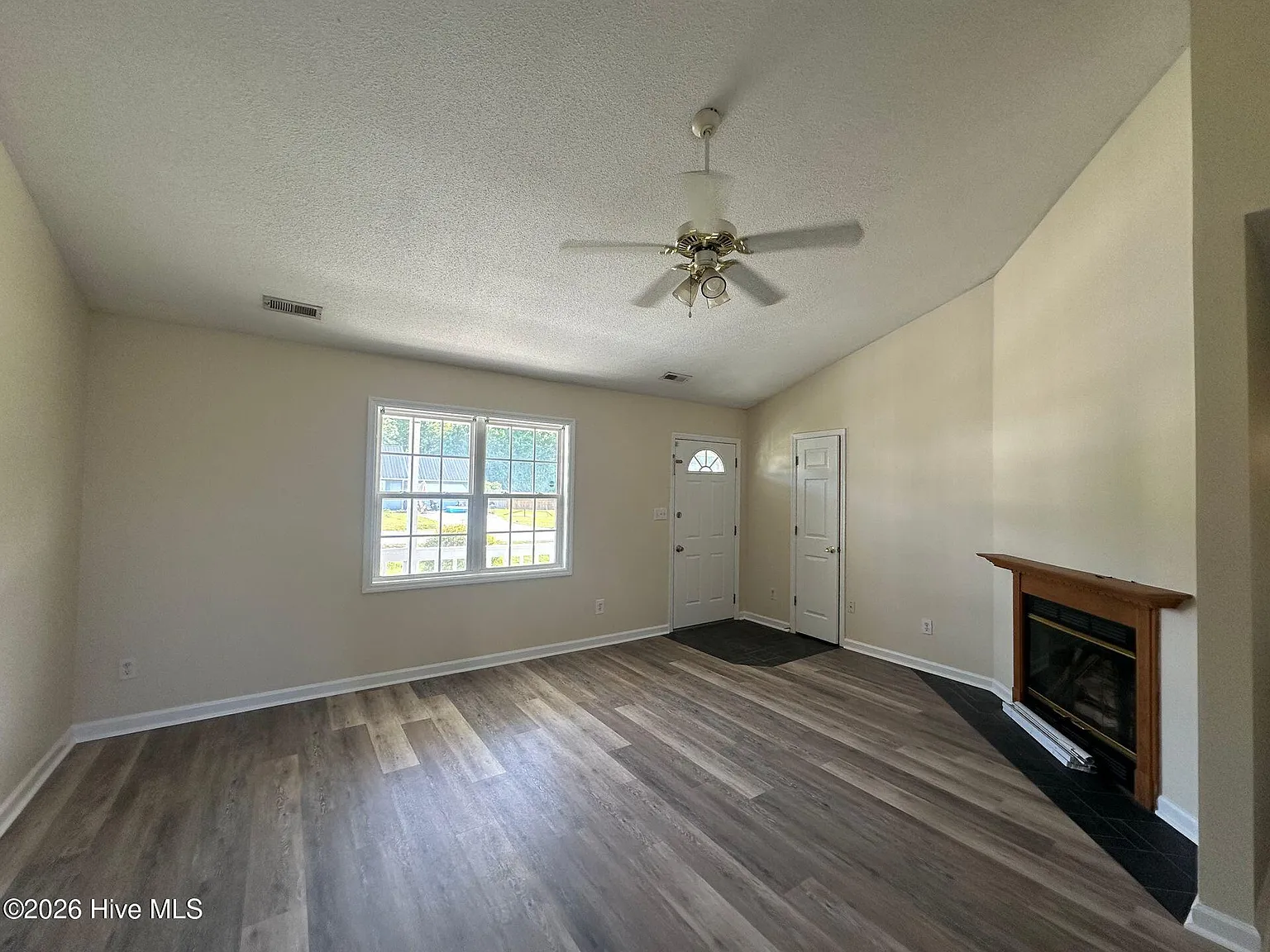 3 bed, 2.0 bath, 1400 sqft, $1,600 — Photo 4
