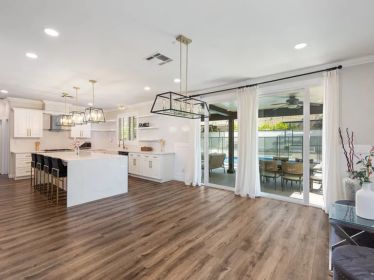 15736 Home Ct — Photo 10