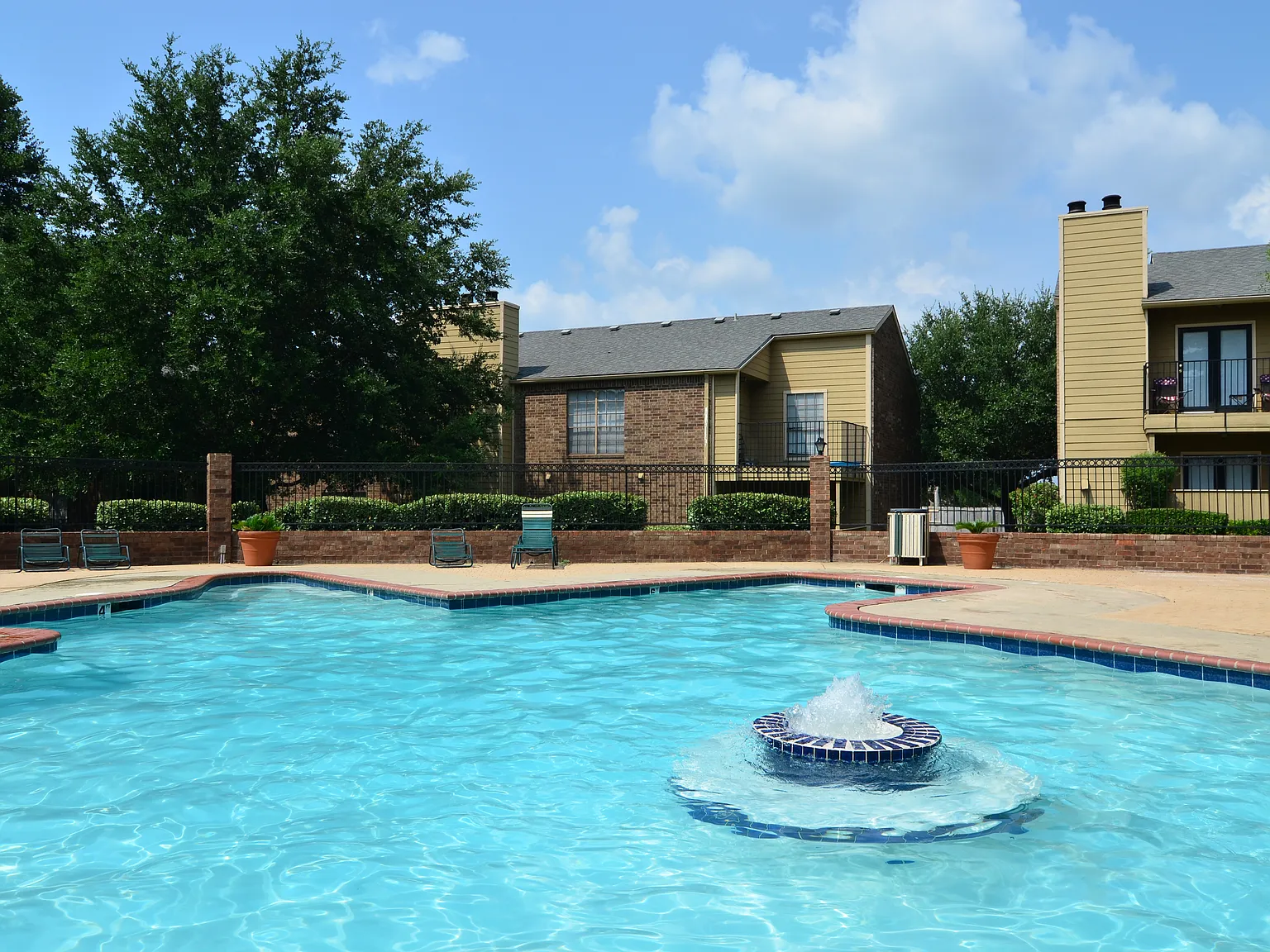 Woodbridge Crossing Apartments — Photo 1