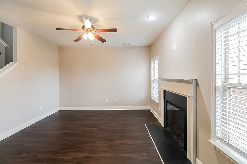 3 bed, 2.5 bath, 1923 sqft, $1,935 — Photo 4