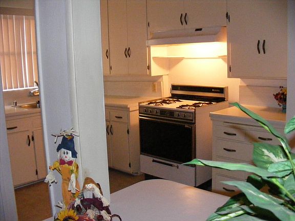 Kitchen sink, oven, Breakfast bar