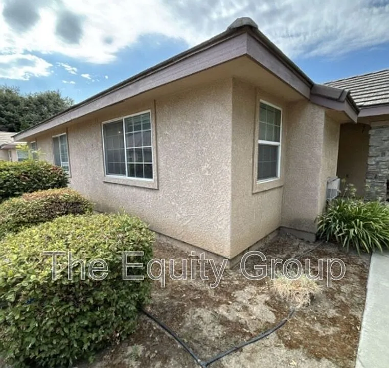 2322 N Vickie Ct