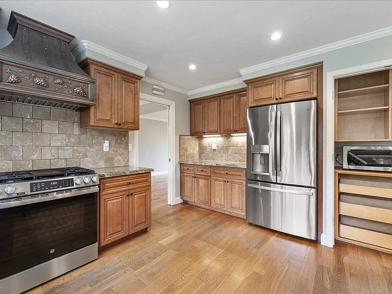 2740 Saint James Rd — Photo 12