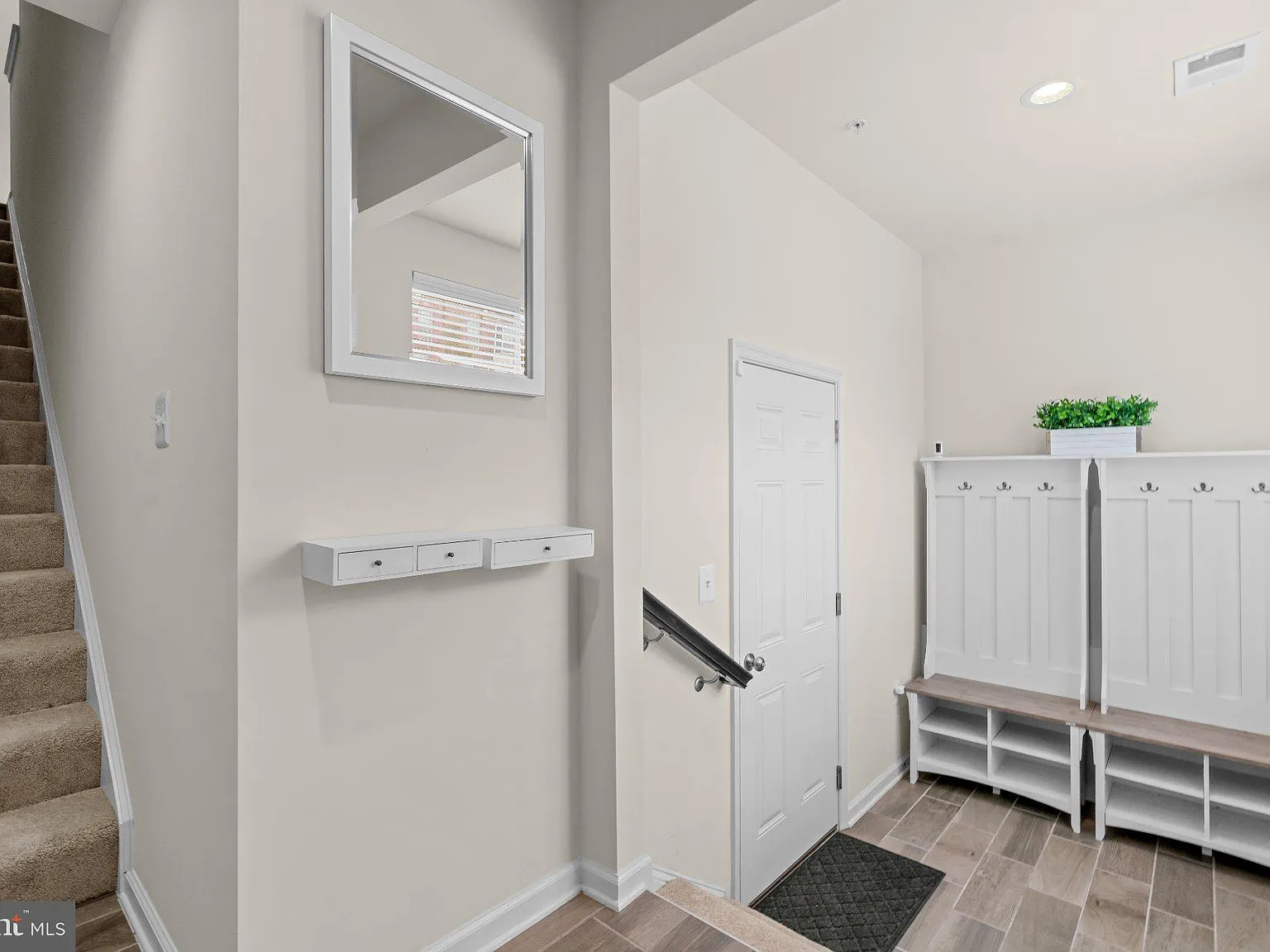 3 bed, 3.5 bath, 1352 sqft, $3,500 — Photo 2
