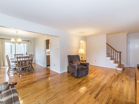 3rd image of 11 Winding Hill Dr