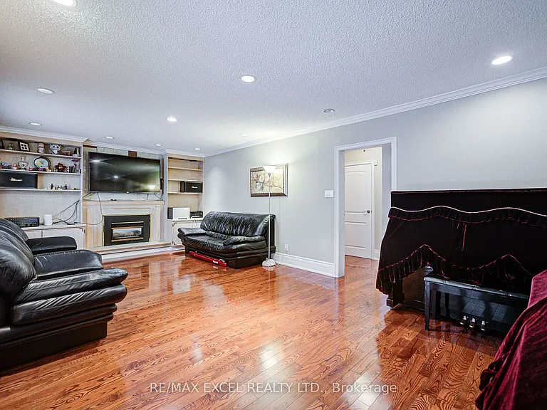 108 Babcombe Dr — Photo 21