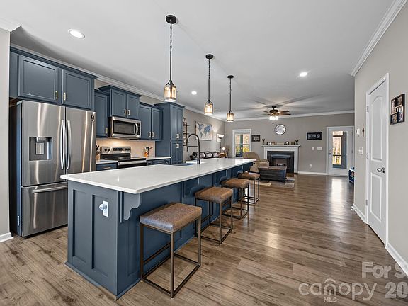 4th image of 204 Old Harbor Dr