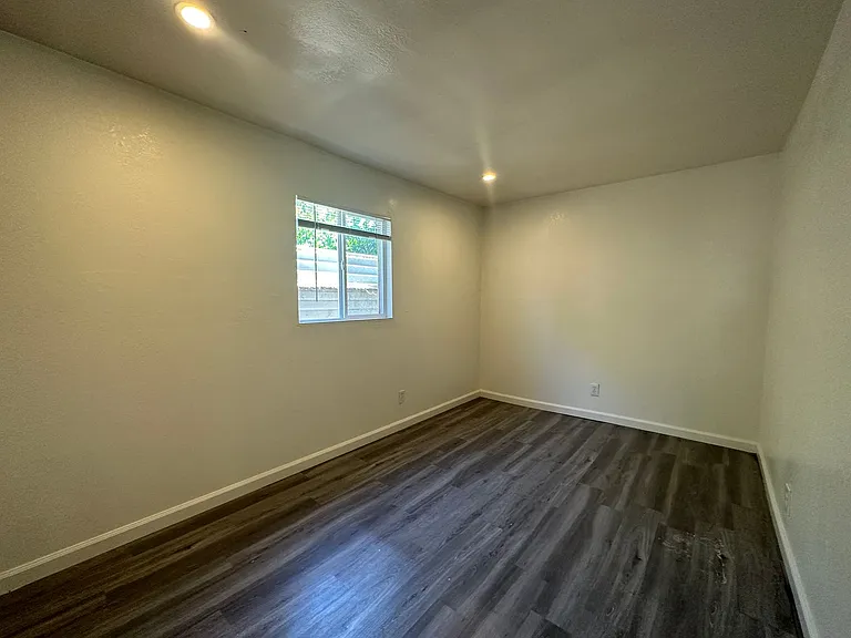 918 1/2 Santa Fe Ave — Photo 8
