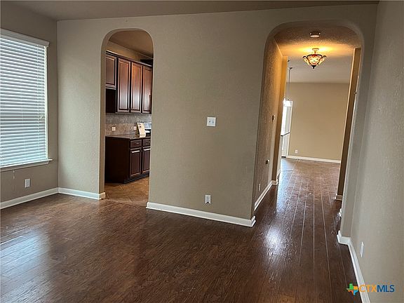 3rd image of 212 Oak Creek Way