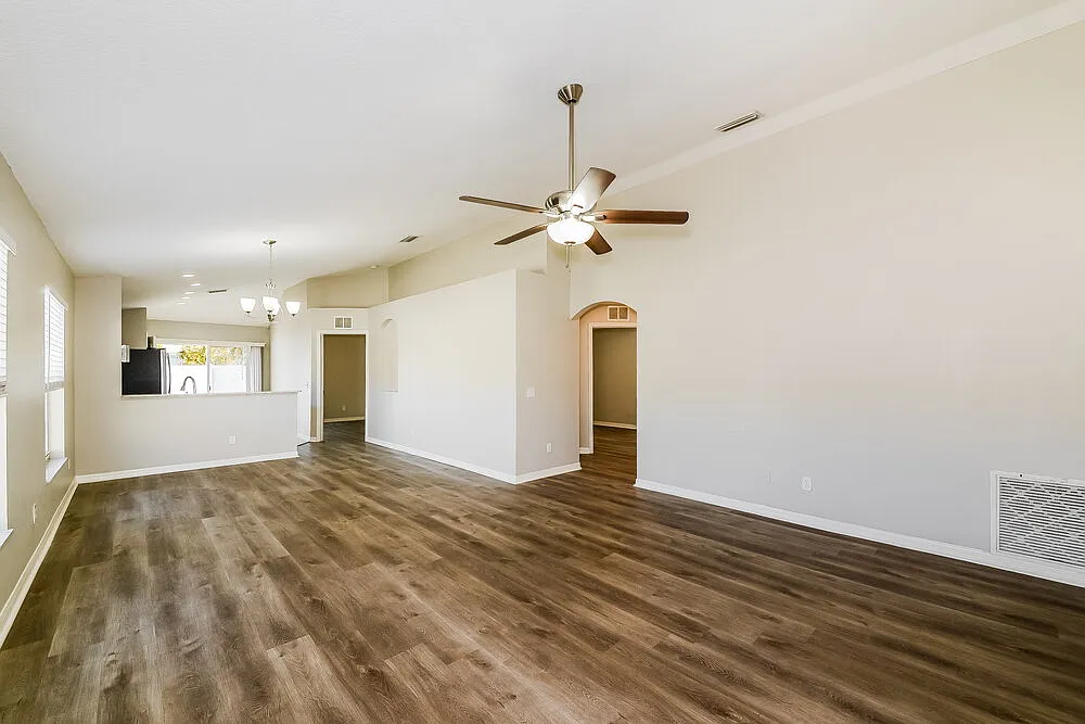 3 bed, 2.0 bath, 1335 sqft, $1,915 — Photo 3
