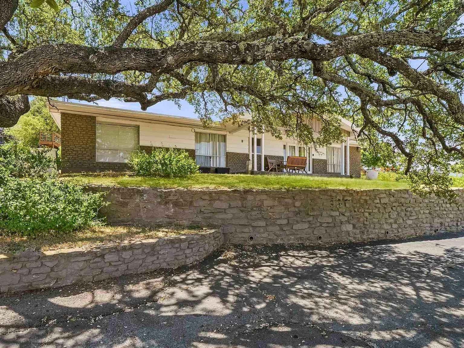3 bed, 2.0 bath, 1824 sqft, $3,100 — Photo 1