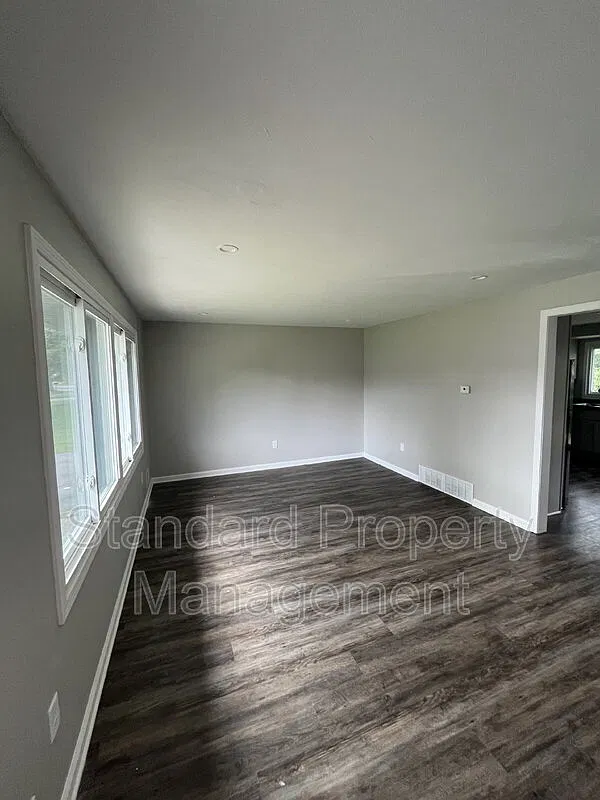 4 bed, 1.5 bath, 1730 sqft, $2,500 — Photo 2