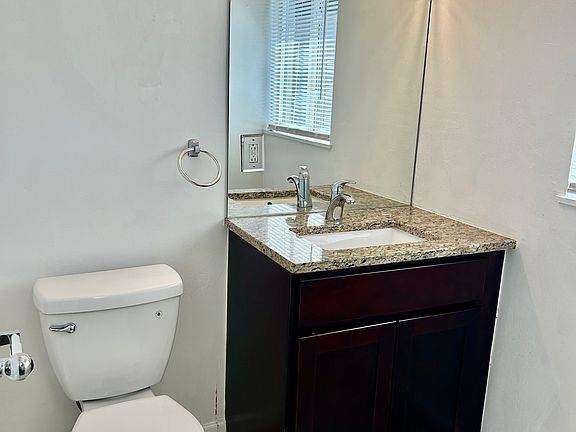 4th image of 2200-2250 N Newport St #3B-2Ba-1077Sqft