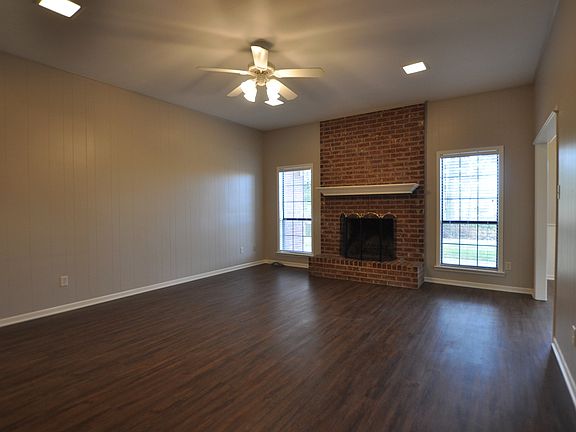 5th image of 804 Elaine Dr
