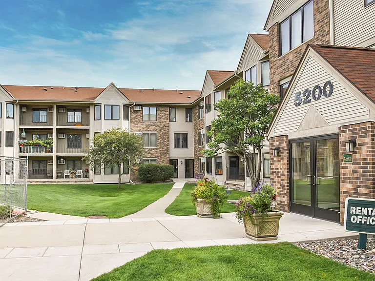 Oaks Lincoln Apartments — Photo 42