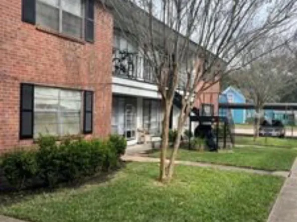 404 S Hood St, Alvin, TX 77511