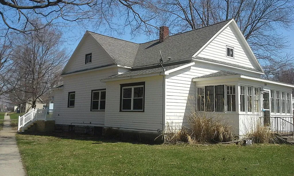 109 N Maple St photo 1