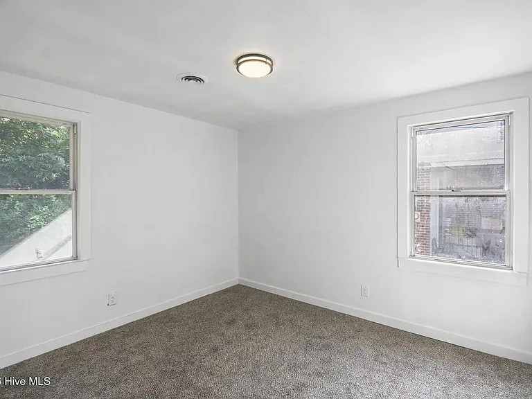 106 E Walker St — Photo 7