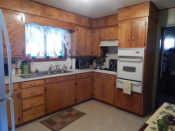 5th image of 208 Leonard Ave