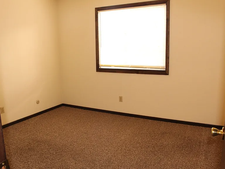 Windsor Crest Apartments — Photo 68