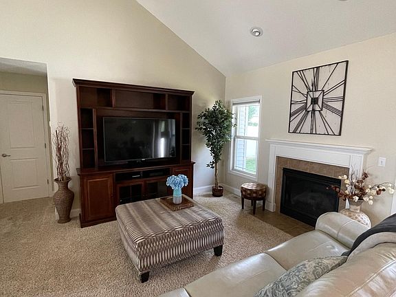 4th image of 635 Peony Ln