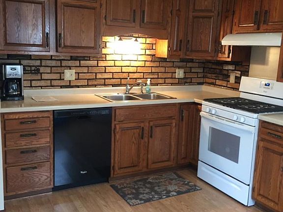 4th image of 240 Poplar St E