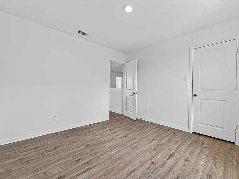 654 Amesbury Rd — Photo 35