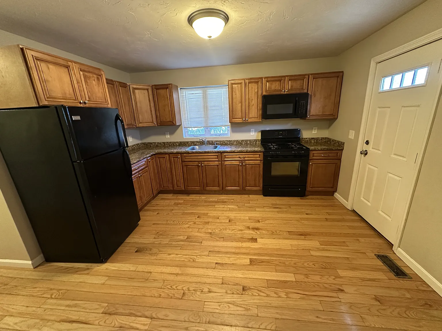 3 bed, 1.5 bath, 1200 sqft, $1,150 — Photo 3
