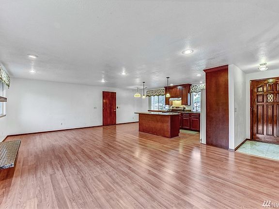 4th image of 910 Hillcrest Dr