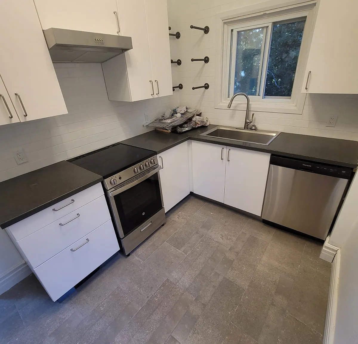 2 Bedroom in Desirable Location Steps to Locke St — Photo 3
