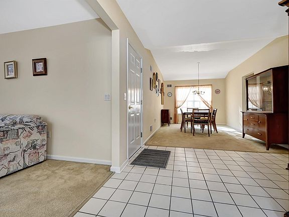 5th image of 18 Pine Hollow Ln