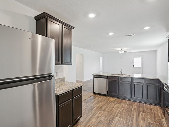 5th image of 517 Riverdale Dr