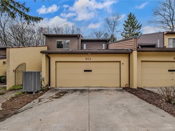 852 Hampton Ridge Dr, Akron, OH 44313