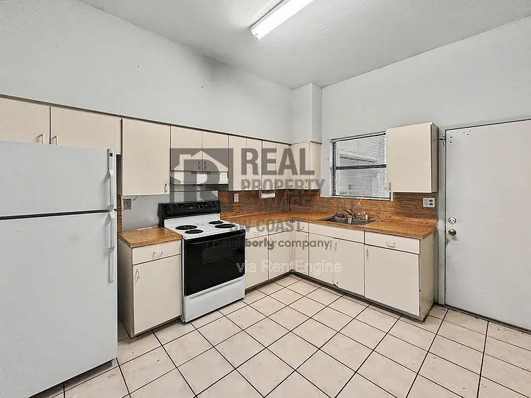 1043 Abrams Blvd — Photo 6