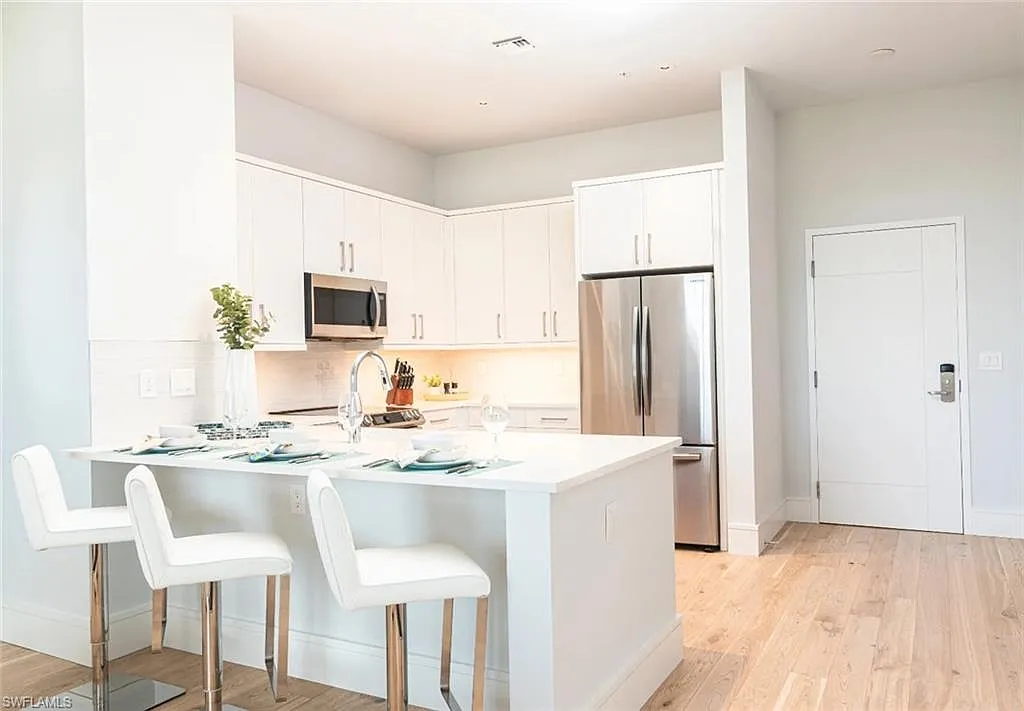 1 bed, 1.0 bath, 920 sqft, $14,175 — Photo 4