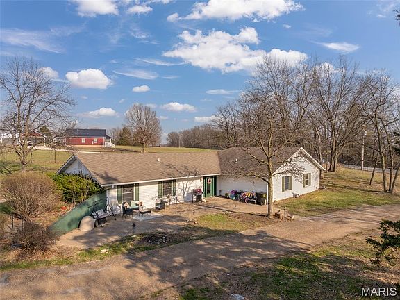 3rd image of 905 Mansion Rd
