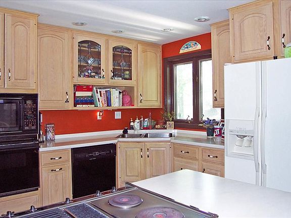 4th image of 335 Oakleigh Woods Dr