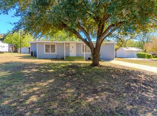 1010 F St, Floresville, TX 78114