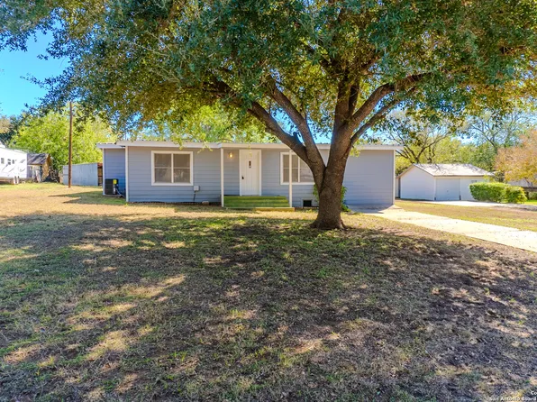1010 F St, Floresville, TX 78114
