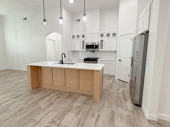 3rd image of 874 Harpendem Dr