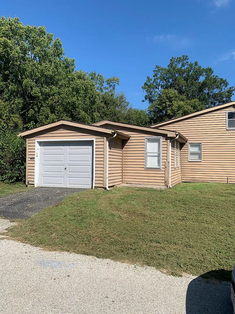 3BR/2BA Waldo Bungalow - Large Fenced Yard, 1-Car Garage, & Washer/Dryer Hook Ups — Photo 4
