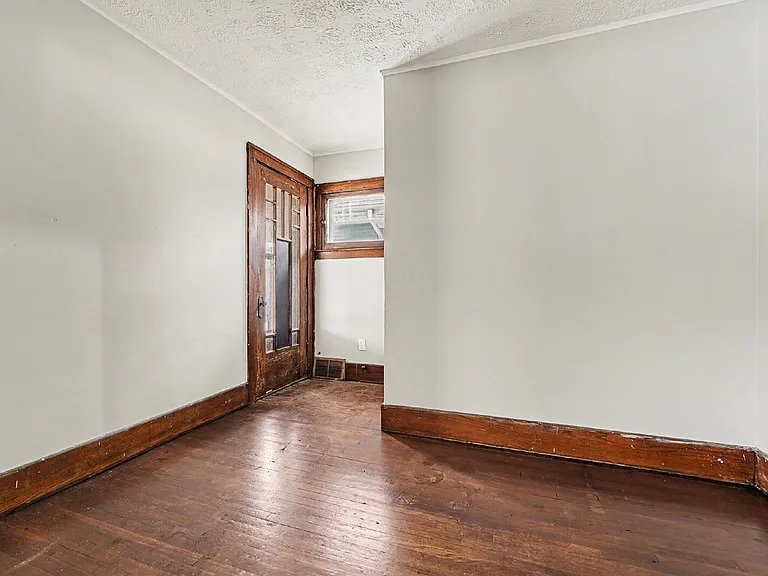 4586 Vancouver St — Photo 5