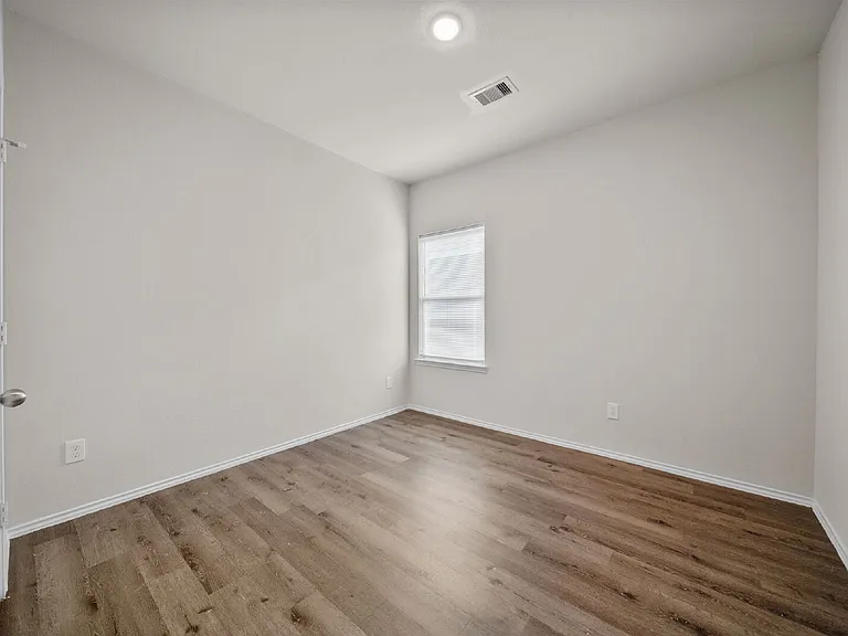 403 E Avenue G — Photo 15