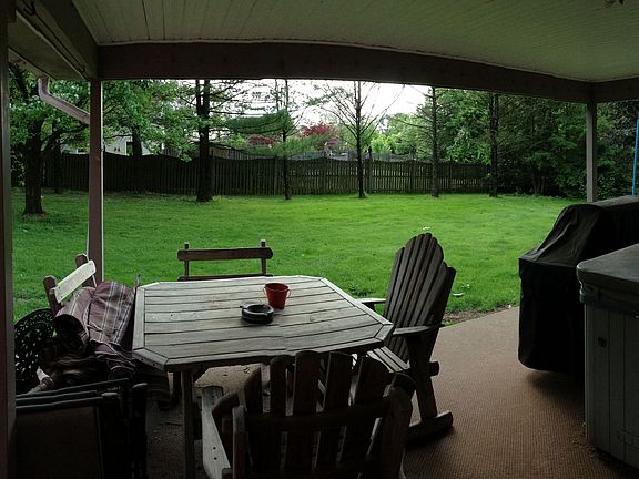 Spacious Backyard w/ Hot Tub